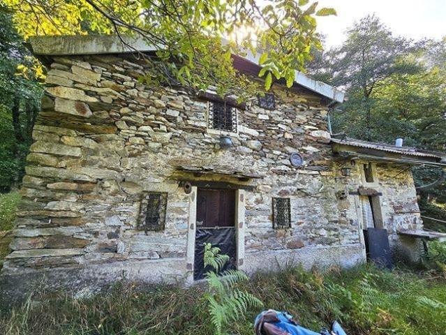 Rustico immerso nella natura da ristrutturare con grande terreno