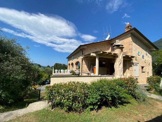 Rustico in stile Toscano con giardino e piscina in ottima posizione in vendita a Camaiore