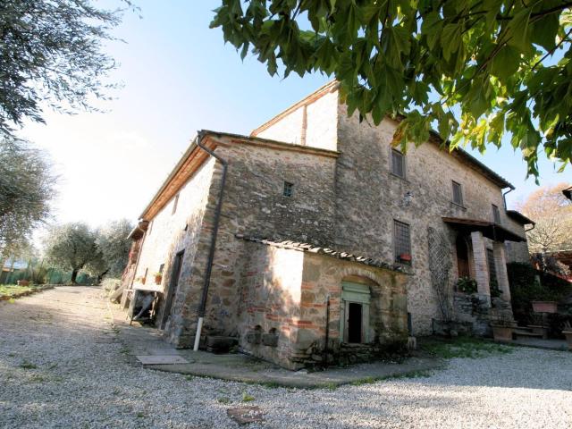 Rustico in stile Toscano con terreno e vista panoramica in vendita a Serravalle Pistoiese