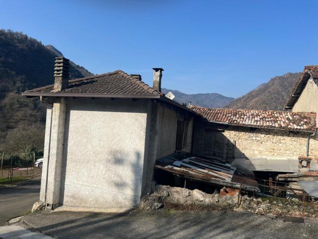 RUSTICO in VENDITA a VOBARNO di 7 vani