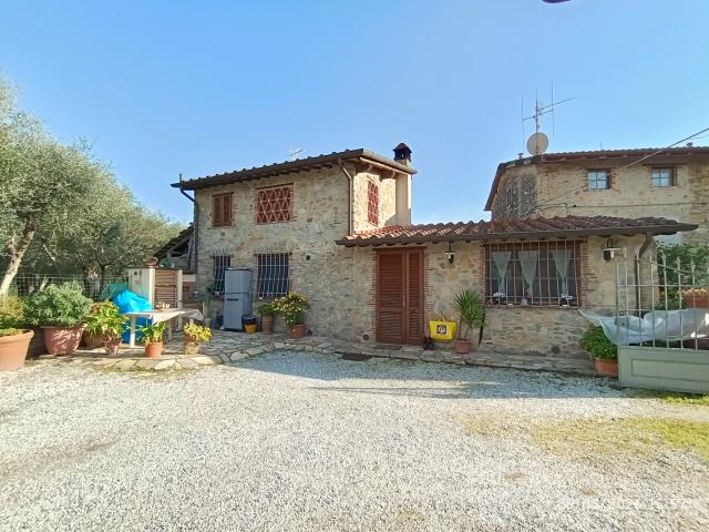 RUSTICO in VENDITA a CAMAIORE di 4 vani