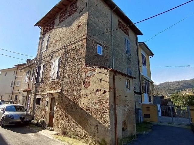 RUSTICO in VENDITA a CAMAIORE di 7 vani