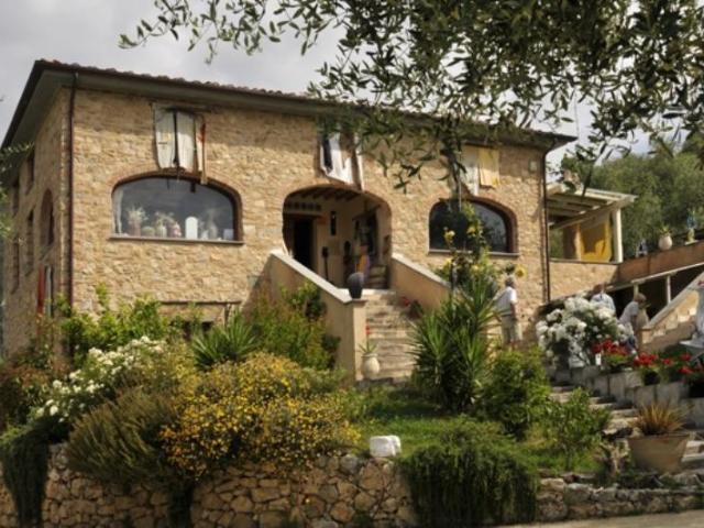 RUSTICO in VENDITA a CAMAIORE di 14 vani