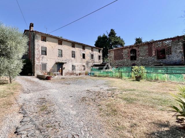 RUSTICO in VENDITA a CAPANNORI TOFORI di 10 vani