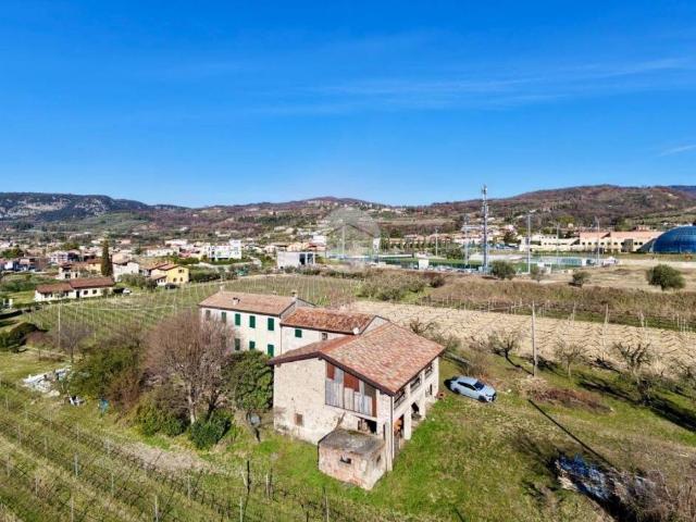 Rustico in vendita a Garda via Risare, 15
