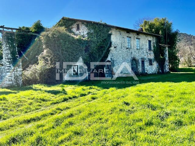 RUSTICO in VENDITA a LUCCA GATTAIOLA di 12 vani