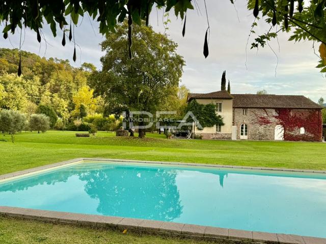 RUSTICO in VENDITA a LUCCA PERIFERIA di 11 vani