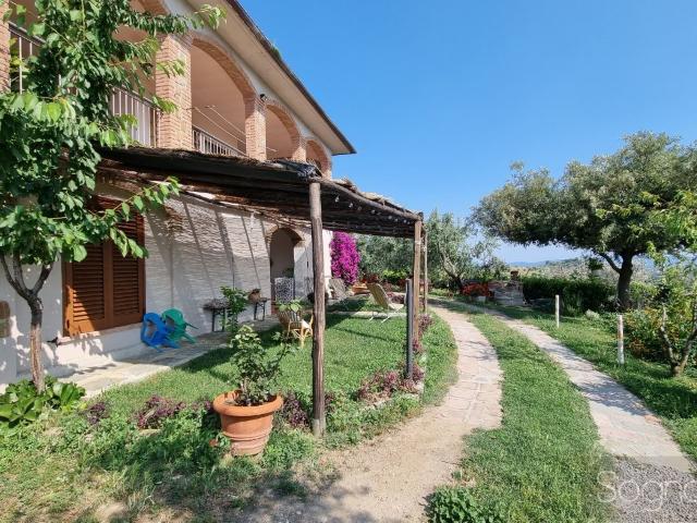 RUSTICO in VENDITA a MAGLIANO IN TOSCANA MONTIANO di 9 vani