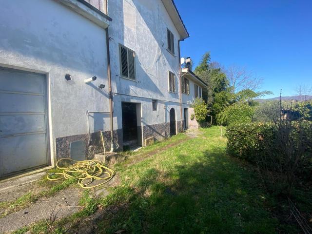 Rustico in vendita a Mastiano Lucca in Da ristrutturare composto da 13vani