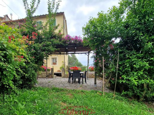 RUSTICO in VENDITA a MASSAROSA COLLINA di 5 vani