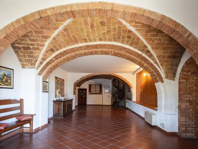 RUSTICO in VENDITA a MONTECATINI VAL DI CECINA di 15 vani