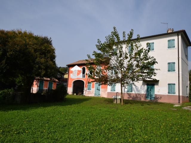 RUSTICO in VENDITA a NERVESA DELLA BATTAGLIA di 7 vani