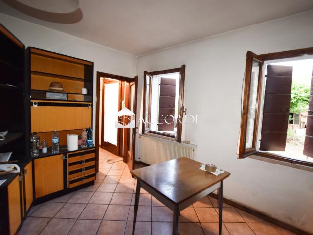 RUSTICO in VENDITA a PAESE di 7 vani
