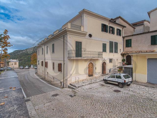 Abitazioni tipiche storiche in vendita a Pescosolido
