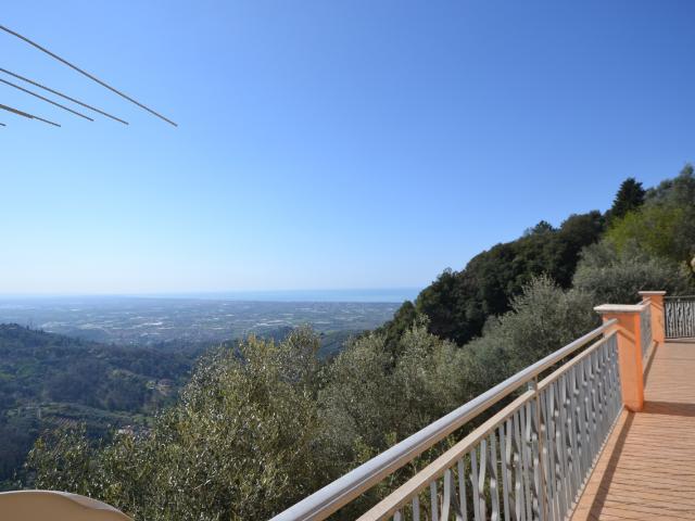 RUSTICO in VENDITA a PIETRASANTA COLLINA di 5 vani