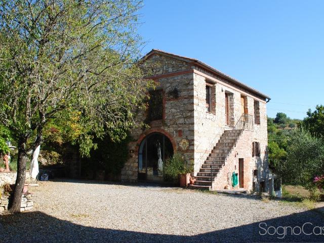 RUSTICO in VENDITA a RADDA IN CHIANTI di 10 vani