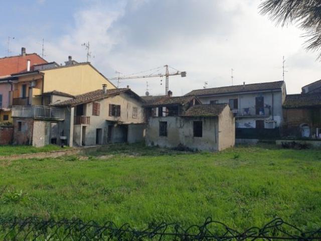 RUSTICO PIU' FABBRICATO CON AREA DI CIRCA 700 MQ