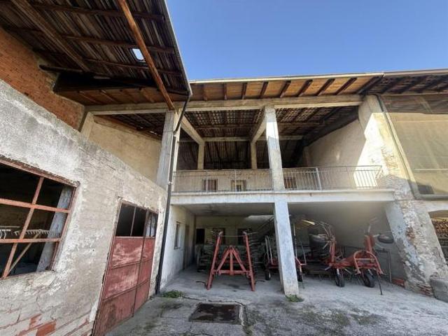 RUSTICO SU DUE PIANI FUORI TERRA