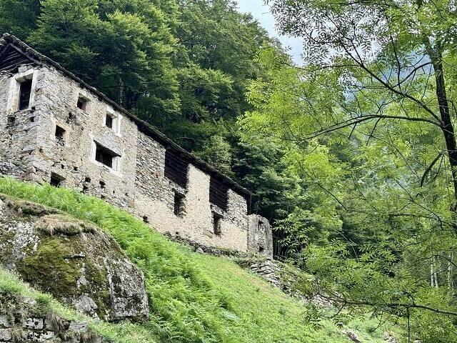 Rustico zum Ausbauen an sehr ruhiger, sonniger Aussichtslage / rustic to renovate very quiet and sunny