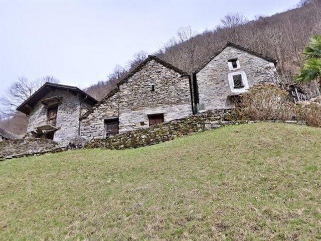 Rustico zum Ausbauen an sehr ruhiger, sonniger Aussichtslage / Rustico zu renovieren sehr ruhig, sonnig mit schöner Aussicht