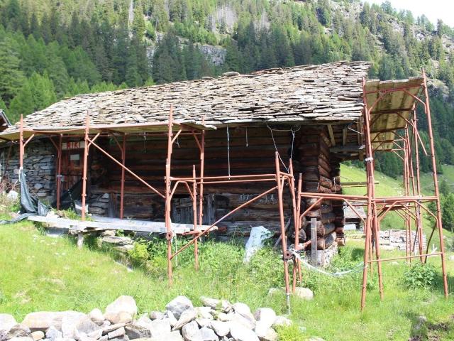 Rustico zum Ausbauen mit Wiese an sehr ruhiger, sonniger Lage / Rustico da riattare con prato molto tranquilla e soleggiata con bella vista