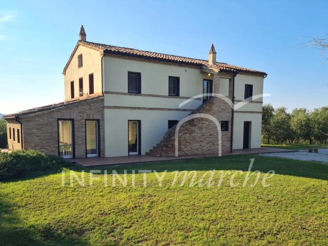 Rustico/Casale/Corte di 350 m2 a Jesi 350m² Jesi
