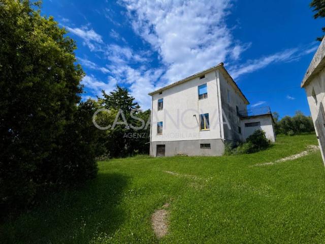 Rustico/casale/corte in vendita a Mosciano Sant'Angelo