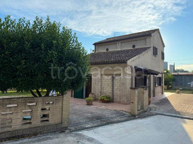 Rustico/casale/corte in vendita a Borgo Bicchia, Senigallia