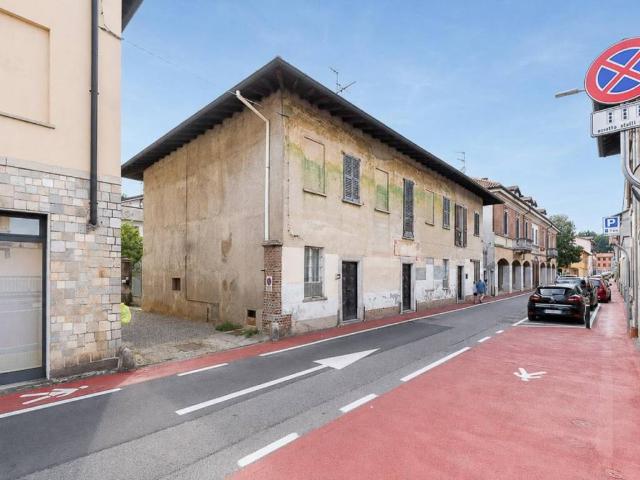 Rustico/casale/corte in vendita a Cassano Magnago via Ambrogio Colombo, 46