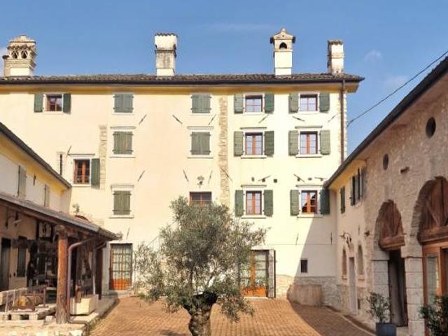 Rustico/casale/corte in vendita a Caprino Veronese piazza Unità d'Italia