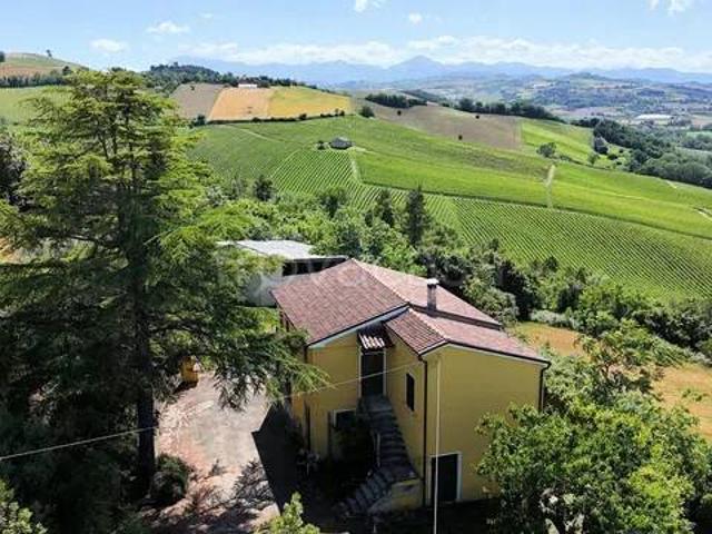 Rustico/casale/corte in vendita a Carassai