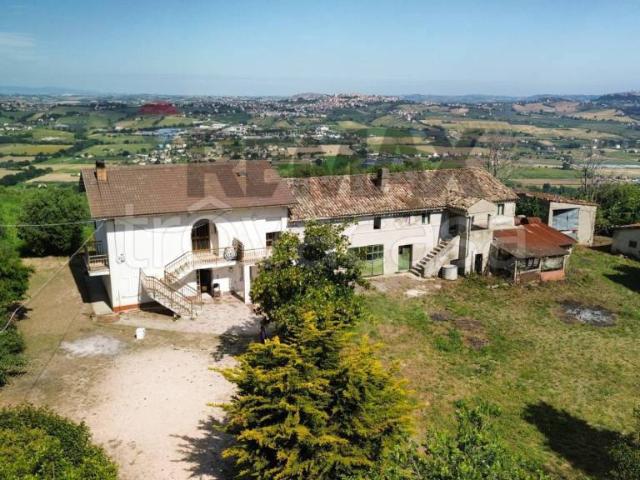 Rustico/casale/corte in vendita a Fermo