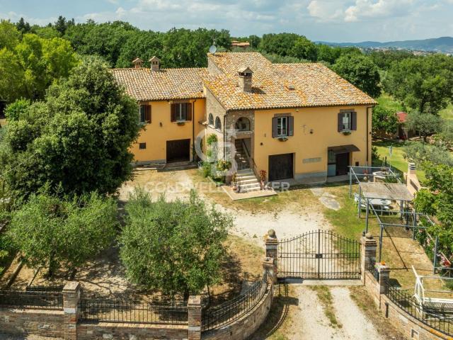Rustico/Casale/Corte in vendita a Gualdo Cattaneo 475m² Gualdo Cattaneo