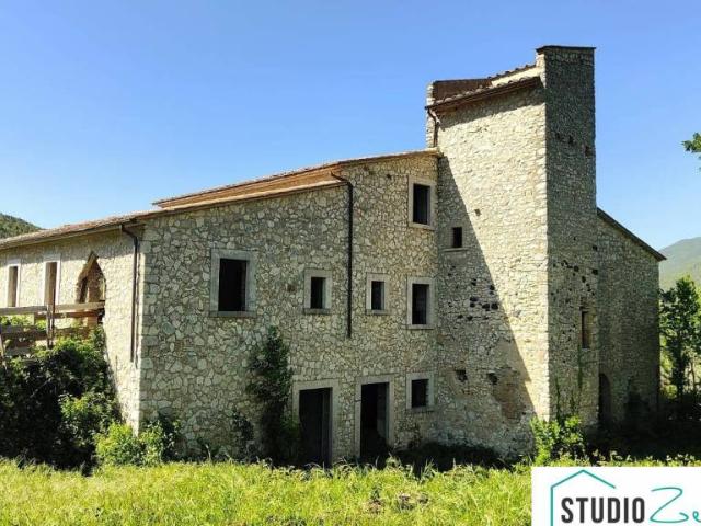 Rustico/casale/corte in vendita a Guardea