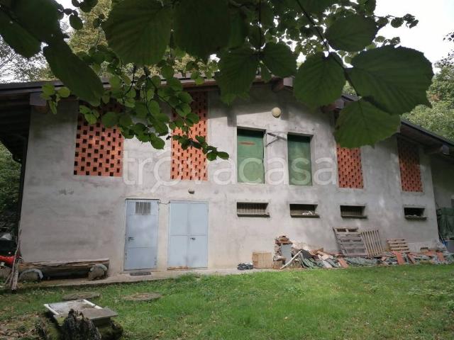 Rustico/casale/corte in vendita a Piazzaga, Torno