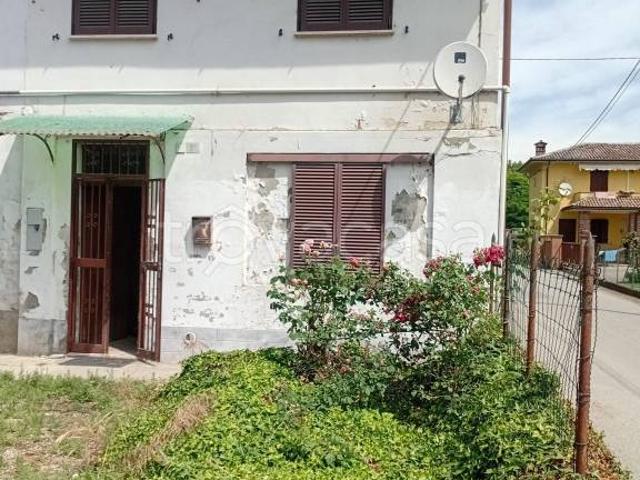Rustico/casale/corte in vendita a Sannazzaro de' Burgondi