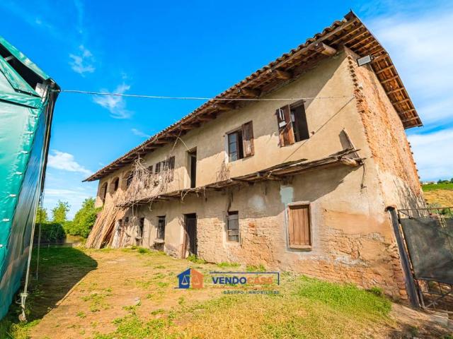 Rustico/casale/corte in vendita a Santa Vittoria d'Alba via Statale, 119