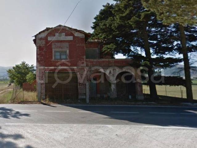 Rustico/casale/corte in vendita a Serravalle di Chienti