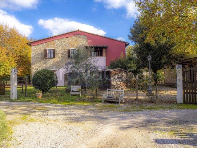 Rustico/casale/corte in vendita a Todi