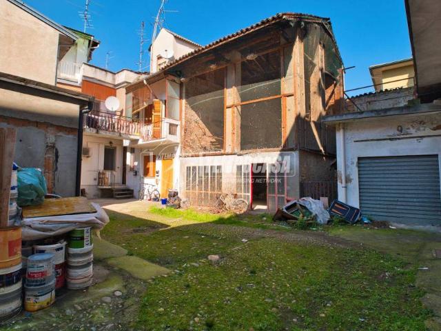 Rustico/casale/corte in vendita a Trecate via Dante Alighieri
