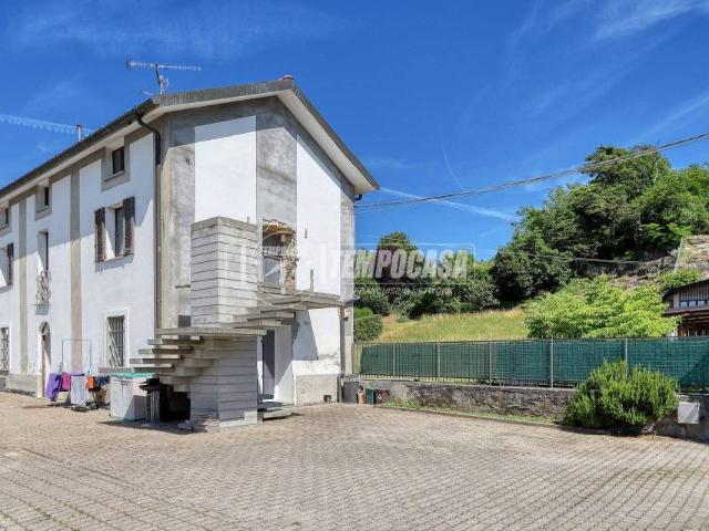 Rustico/casale/corte in vendita ad Arcisate via Silvio Pellico