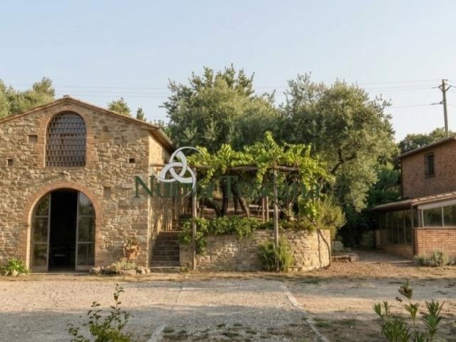 Rustico/casale/corte in vendita ad Arezzo