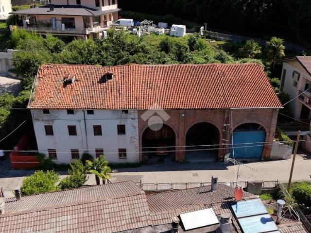 Rustico/casale/corte in vendita ad Arzignano via c. Balbo, 11