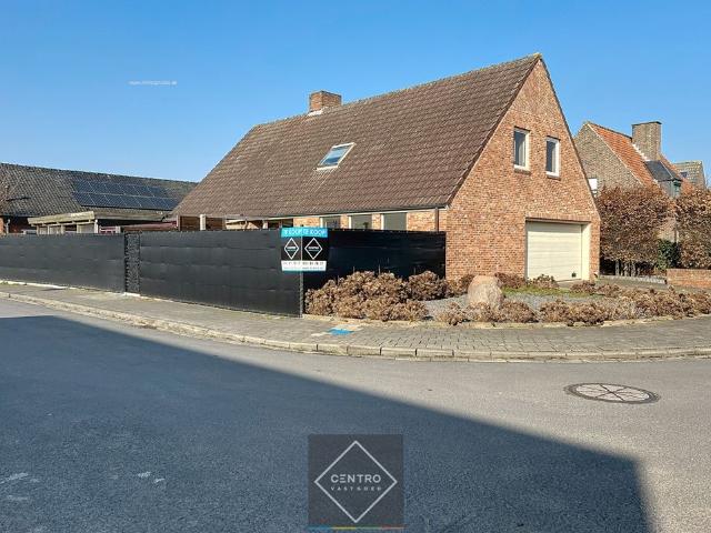 Rustig gelegen villa te “Sente” Kuurne met 3 à 4 slpks én ruime garage op 565 m². Op een hoekligging, in een kindvriendelijke