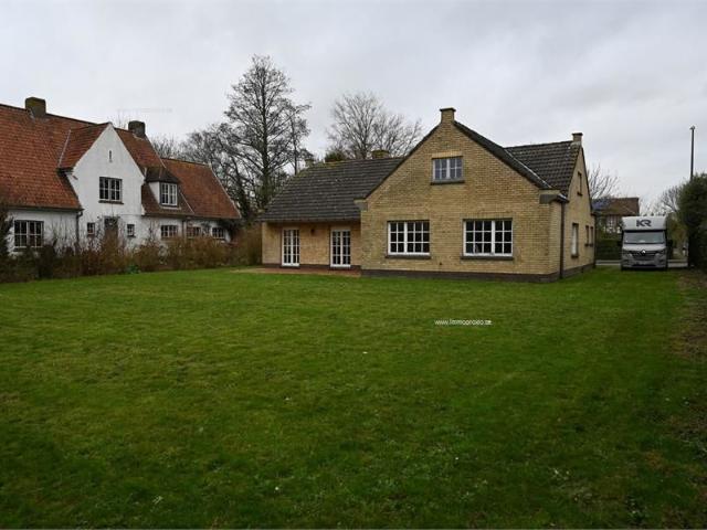 Rustig gelegen villa op een prachtig perceel van 937 m² in een residentiële wijk vlakbij de invalswegen en op enkele minuten ri