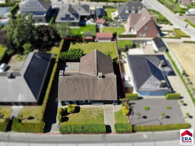 Rustig gelegen, vrijstaande woning op 720m² in Oostrozebeke