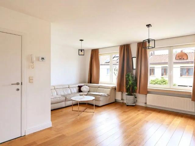 Rustig gelegen bel etage woning