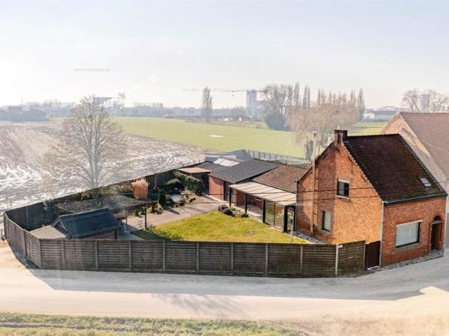 RUSTIG GELEGEN HALF OPEN BEBOUWING OP 692 m² TE OOSTROZEBEKE