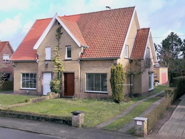 Rustig gelegen halfopen woning met drie slaapkamers voor 319.000 EUR