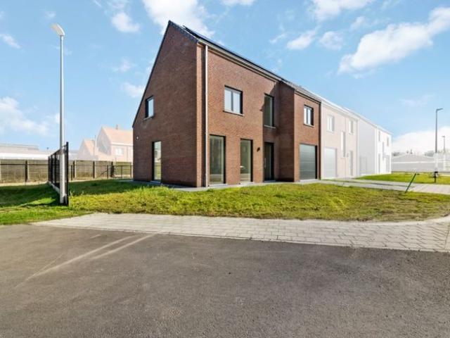 Rustig gelegen halfopen nieuwbouwwoning